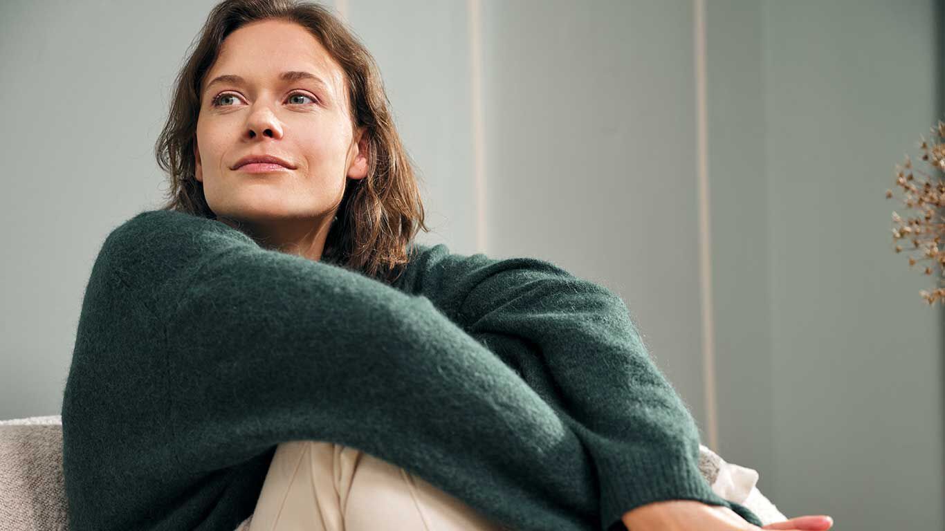 Vrouw ontspant zich op de bank.